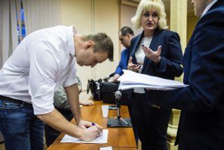 Алексей Навальный подписывает документ о том, что ему понятен приговор, 8 февраля 2017 года