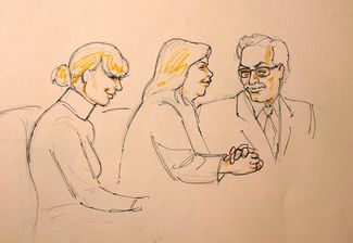 Тейлор Свифт с матерью Андреа и адвокатом слушают вердикт суда, 14 августа 2017 года