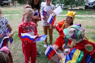 Аниматоры раздают флаги России и подарки детям в Херсоне. В это время, как утверждает оперативное командование «Юг», украинские войска продвинулись на несколько десятков километров в занятой российскими войсками Херсонской области