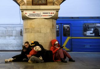 Киевляне укрываются в метро во время обстрела