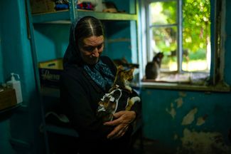 Монахиня держит кошку, которой недавно сделали операцию. В Архангело-Михайловском монастыре в Одессе живет около 200 кошек, большинство из которых оставлены людьми, бежавшими из города из-за войны