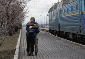 Прощание во время эвакуации из Донецкой области