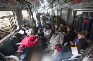 Волонтеры в вагоне лондонского метро на учениях, 29 февраля 2016-го