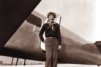 Амалия Эрхарт перед вылетом в кругосветное путешествие, май 1937 года