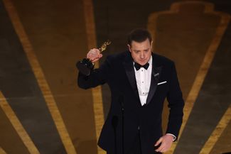 Брендан Фрейзер получает «Оскар» за лучшую мужскую роль в фильме «Кит»