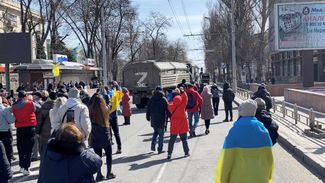 В Херсоне, захваченном российской армией, прошла демонстрация против вторжения России. Митингующие с украинскими флагами вышли к вооруженным солдатам и скандировали: «Возвращайтесь домой»