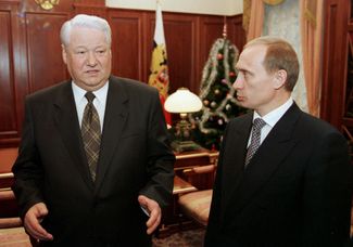 Борис Ельцин и Владимир Путин в президентском кабинете в Кремле 31 декабря 1999 года, в день отставки Ельцина