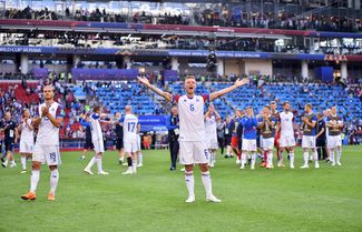 Игроки сборной Исландии после ничейного матча с Аргентиной