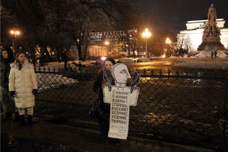 Yelena Osipova with her anti-war poster in downtown St. Petersburg. February 24, 2022.