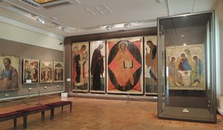 Зал Андрея Рублева в Третьяковской галерее, 2014 год. «Троица» справа
