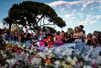 Цветы у места гибели 85 человек в Ницце, где террорист на грузовике врезался в толпу, 15 июля