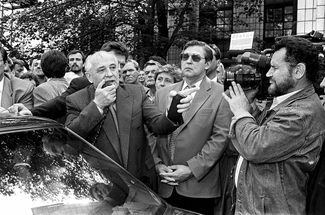 Горбачев посещает карбюраторный завод в Санкт-Петербурге в рамках своей президентской кампании, 10 июня 1996 года