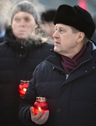 Анатолий Локоть во время акции, посвященной 80-летию победы в Сталинградской битве, в мемориальном комплексе «Монумент Славы» в Новосибирске. 1 февраля 2023 года
