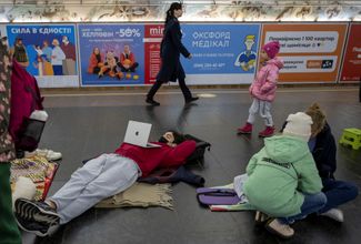 Люди в киевском метро