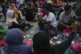Мусульмане готовятся к началу ифтара. Куала-Лумпур, Малайзия. 4 июня 2017 года