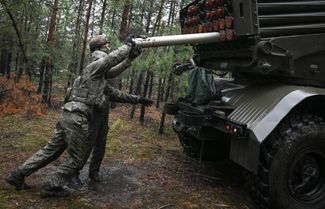 Военнослужащие Центрального военного округа заряжают систему залпового огня БМ-21 «Град»