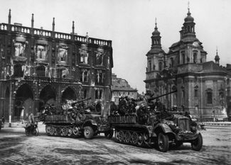 Немецкие военные выходят из Праги. 9 мая 1945 года