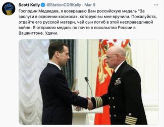 На фотографии президент России Дмитрий Медведев вручает Скотту Келли памятную медаль в честь 50-летия космического полета Юрия Гагарина. Москва, 12 апреля 2011 года