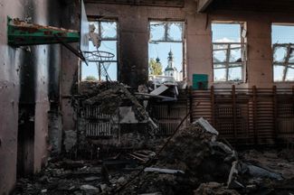Спортзал разрушенной школы в Изюме. Город был освобожден ВСУ 11 сентября. За время почти полугодовой оккупации и боев город сильно пострадал от обстрелов