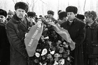 Мэр Санкт-Петербурга Анатолий Собчак (слева) и его заместитель по социальным вопросам Виталий Мутко на открытии памятника афганцам на Серафимовском кладбище, 15 февраля 1996 года