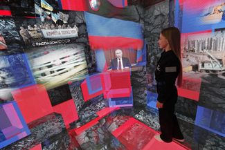 Девушка стоит у стенда самопровозглашенной Донецкой народной республики на форуме «Россия»<br>