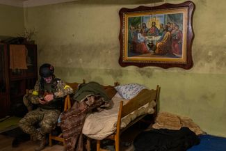 Военный Нацгвардии Украины отдыхает в доме в селе под Харьковом, недавно отбитым у российских солдат