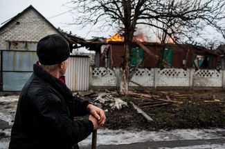 В Дебальцево горит частный дом. Сотовая связь не работает, вызвать бригаду пожарных невозможно. 2 февраля 2015-го