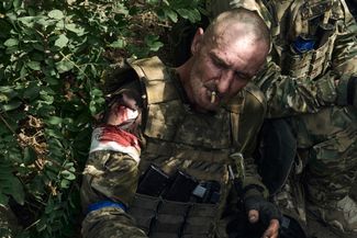 Раненый украинский военный ожидает эвакуации с позиций ВСУ под Бахмутом. Украинское контрнаступление на Бахмут не увенчалось успехом. 4 сентября 2023 года