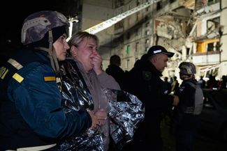 Алла (вторая справа) — тетя 15-летнего Бориса, погибшего в результате российского авиаудара по Харькову