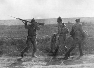 Российский солдат атакует отступающего товарища. 1 июля 1917 года