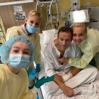 Через две недели Навальный вышел из комы. 15 сентября 2020 года его семья опубликовала первый кадр из госпиталя