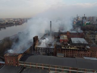 Вид на «Невскую мануфактуру» утром 13 апреля, спустя почти сутки после пожара