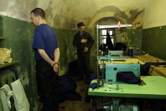 Заключенные в мастерской в колонии на острове Огненном, 9 октября 2009 года