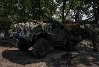 Украинские военнослужащие 57-й отдельной мотострелковой бригады имени Костя Гордиенко готовятся к стрельбе из самоходной гаубицы 2С22 «Богдана»