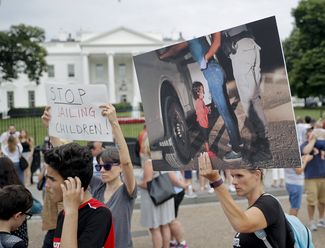 Демонстрация с требованием перестать разделять семьи мигрантов. Вашингтон, 21 июня 2018 года
