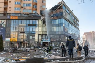 Пожарные возле разрушенного дома на проспекте Валерия Лобановского. 26 апреля 2022 года