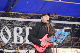 Лидер группы «Коловрат» Денис Герасимов выступает на Болотной площади в День народного единства. Москва, 4 ноября 2009 года