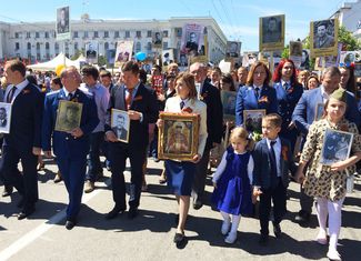 Наталья Поклонская (в центре) на акции «Бессмертный полк» в Симферополе, 9 мая 2016 года