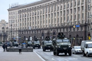 Украинская военная техника проезжает по Майдану Незалежности в Киеве