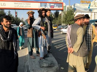 Участник движения «Талибан» стоит у международного аэропорта Кабула, 16 августа 2021 года