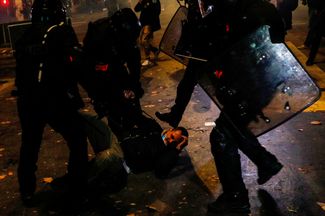 Полиция тащит по земле одного из участников акции протеста