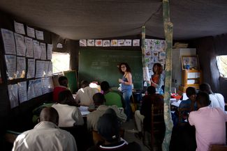 Урок французского языка в школе лагеря для мигрантов под Кале