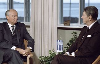 Генеральный секретарь ЦК КПСС Михаил Горбачев и президент США Рональд Рейган во время встречи на высшем уровне в Рейкьявике, 11 октября 1986 года