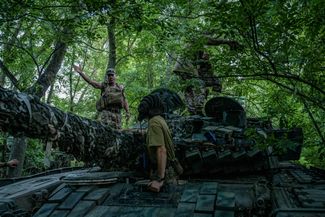 Бойцы ВСУ прячут свой танк в лесу рядом с линией фронта