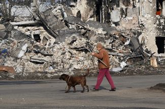Местный житель среди разрушенных зданий. Волноваха, Донецкая область
