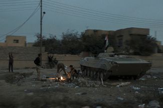 Иракские военные на окраине поселка Хаммам аль-Али