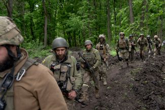 Украинские военнослужащие в лесу у недавно отбитого села к северу от Харькова
