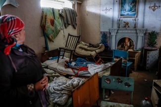 55-летняя жительница села Архангельское внутри поврежденного при обстрелах ПТУ, где она проработала около 30 лет
