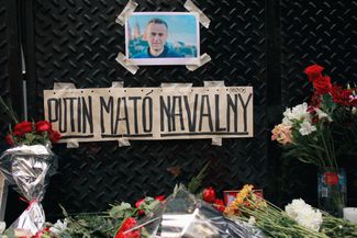 Мемориал у посольства России в Буэнос-Айресе. Надпись на табличке: «Путин убил Навального»