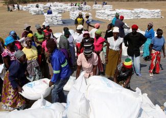 Раздача гуманитарной помощи в рамках программы ООН, Зимбабве, 14 сентября 2016 года